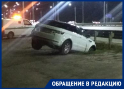 Воронежская дорожная яма скушала Range Rover