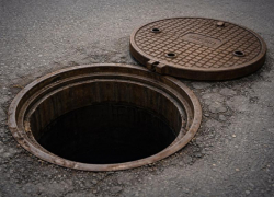  Инцидент с провалившимся в люк мальчиком в Воронеже дошел до центрального аппарата СК