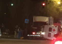 «Скорая» устроила массовое ДТП с пострадавшей, пролетев на красный в Воронеже