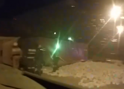 Последствия опрокидывания фуры с кирпичами сняли в Воронеже