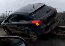 Около Северного моста автомобиль запрыгнул на дорожное ограждение