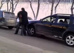 Во время дорожного конфликта воронежец жестоко избил и ограбил автомобилиста