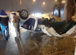 Опубликовано видео перевернутой машины такси на воронежской набережной