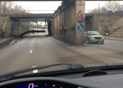 На дорогу в Воронеже рухнула часть моста 