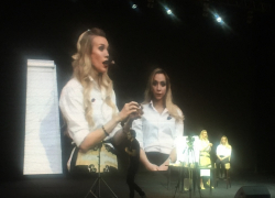 Самый популярный в России бьюти-блогер Елена Крыгина посоветовала воронежским девушкам носить голубые брови