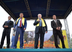 Митингу «Остановим грабеж и хамство управляющих компаний» не помешали дождь и провокации