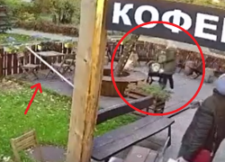 Мама с коляской чудом избежала гибели от упавшей с крыши железной балки в Воронеже