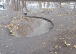 Огромные ямы выросли в воронежском дворе
