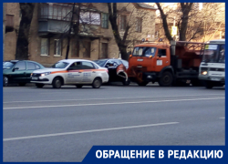 Коммунальная техника разворотила Mercedes в Воронеже