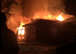 Опубликовано видео мощного пожара частных построек на окраине Воронежа