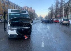 Три машины и маршрутка попали в ДТП на воронежской дороге 