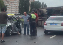 Грузовик перевернулся на Московском проспекте в Воронеже