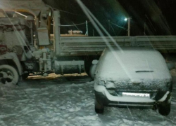 Опубликовано фото ДТП иномарки с припаркованным КамАЗом в Воронежской области