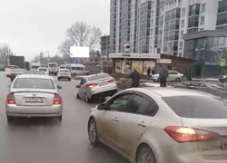 Застрял в дороге: опубликовано видео с провалившейся машиной в Воронеже