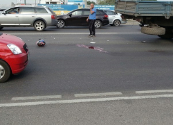 Мотоциклист врезался в «девятку» и влетел в КамАЗ в Воронеже 