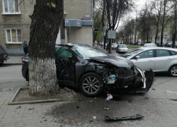 Последствия смертельного столкновения Toyota и «Нивы» в центре Воронежа показали на видео 