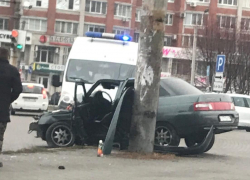 Автомобиль влетел в столб около ТЦ «Арена» в Воронеже