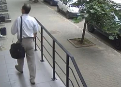 Мужчина, срывающий патриотические листовки в центре Воронежа, попал на видео
