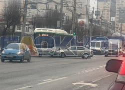 Столкновение маршрутного автобуса и легковушки показали на фото в Воронеже 