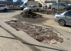 «Грязь, пыль, ямы»: воронежцы полгода не могут дождаться ремонта дороги перед домом