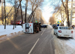 Опубликовано фото с места жесткого ДТП с опрокидыванием «скорой» в Воронеже
