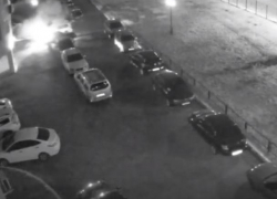 Момент поджога машин во дворе многоэтажки попал на видео в Воронеже