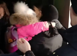 О возвращении ребенка матери после тяжбы с отцом рассказали приставы в Воронеже