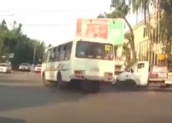 На видео попало, как ПАЗ таранит легковушку на перекрестке в Воронеже