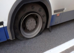 Взорвавшееся колесо автобуса заставило воронежцев пригнуться