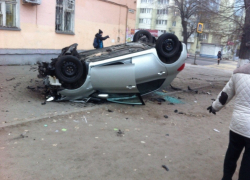 В Воронеже на Московском проспекте иномарка протаранила «десятку» и перевернулась