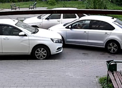Обратную сторону парковки на узкой дороге показали в Воронеже 