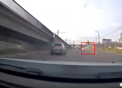 Кроссовер использовал пластиковый отбойник в качестве трамплина в Воронеже и устроил хаос