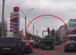 Эвакуатор, забирающий авто с парковки торгового центра в Воронеже, попал на видео