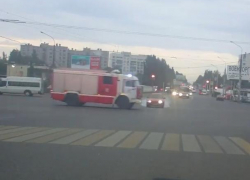 На видео попало, как иномарка таранит пожарный автомобиль в Воронеже