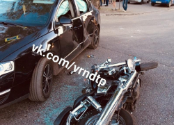 Жесткие последствия ДТП с мотоциклом показали на фото в Воронеже