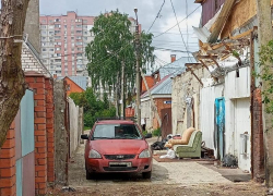 Релакс-зону для мигрантов устроили в воронежском переулке, где незаконный хостел не пускал пенсионера домой 