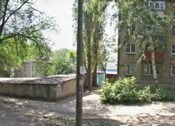 В Воронеже мужчина жестоко избил парня на улице среди «хрущевок»
