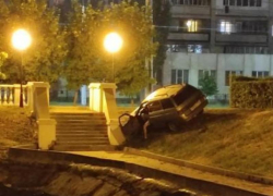 Последствия очень странного ДТП у Лебединого озера показали в Воронеже