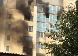 В Воронеже полыхает многоэтажка на улице Карла Маркса