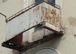 Кот рухнул вниз вместе с провалившимся балконом в Воронеже 