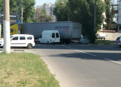 Огромная пробка на улице Дорожной в Воронеже попала на фото