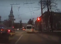 Воронежский маршрутчик заплатит штраф за снятый на видео проезд на "красный"