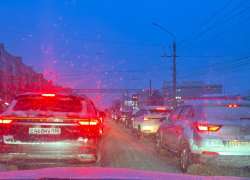 Снегопад спровоцировал пробки и парализовал движение в Воронеже