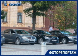 Какие автомобили паркуются у правительства и мэрии Воронежа 
