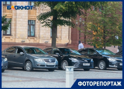 Какие автомобили паркуются у правительства и мэрии Воронежа 
