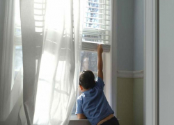 В Воронеже ребенок повис на окне 5 этажа