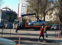 Эвакуатор, забирающий полицейское авто из центра в Воронежа, вновь произвел фурор в Сети