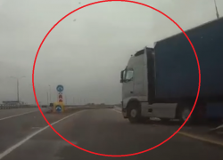 Воронежский автомобилист снял на видео страшные маневры дальнобойщика по дороге в Елец