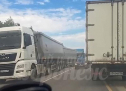 Массовую аварию с тремя фурами сняли на видео под Воронежем