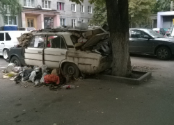 Воронежцы жалуются на стоящую во дворе машину, которая засыпана мусором